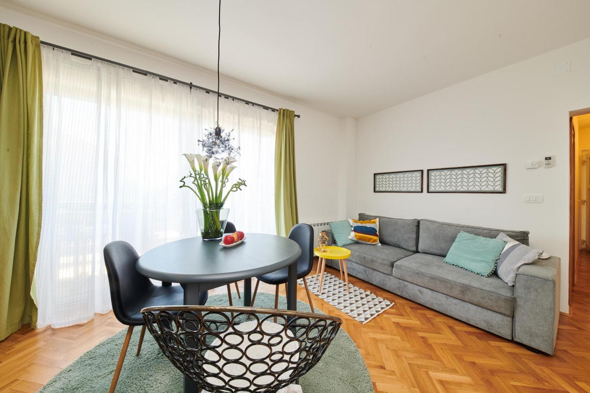 Mina's Shine Apartment